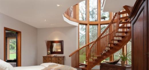 Оформление лестницы: выбор отделочных материалов, цвета и освещения Как задекорировать деревянную лестницу